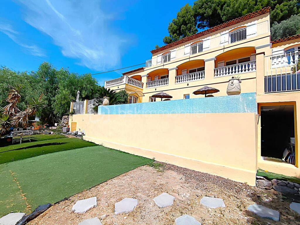 À VENDRE –EXCEPTIONNELLE VILLA 9 PIÈCES 225 M² ET 1 662 M² DE TERRAIN – PISCINE À DÉBORDEMENT– GARAGE– JARDIN – 5 CHAMBRES – BUREAU – T2 INDÉPENDANT– VUE PANORAMIQUE COLLINES ET MER– SANS VIS-À-VIS – PROCHE CENTRE-VILLE OLLIOULES – LA COURTINE – 945 000 € – 9 pièces – 5 chambres – 225 m²