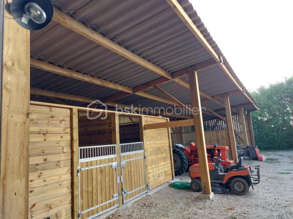 Maison 242m2 avec installations équestre, terrain 8000m2 – 7 pièces – 4 chambres – 242 m²