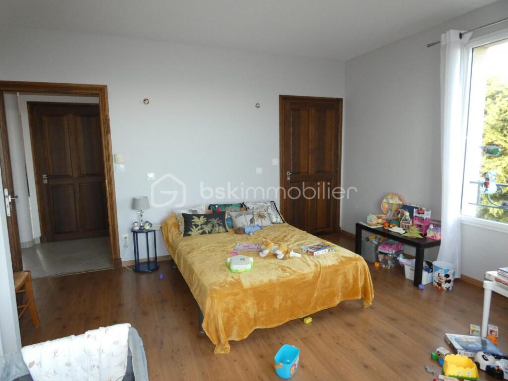 A proximité de Roanne, Villerest 42300, superbe maison de caractère, 9 pièces, 6 chambres, cadre de vie exceptionnel et vue panoramique sur le lac de VILLEREST – 9 pièces – 6 chambres – 377 m²