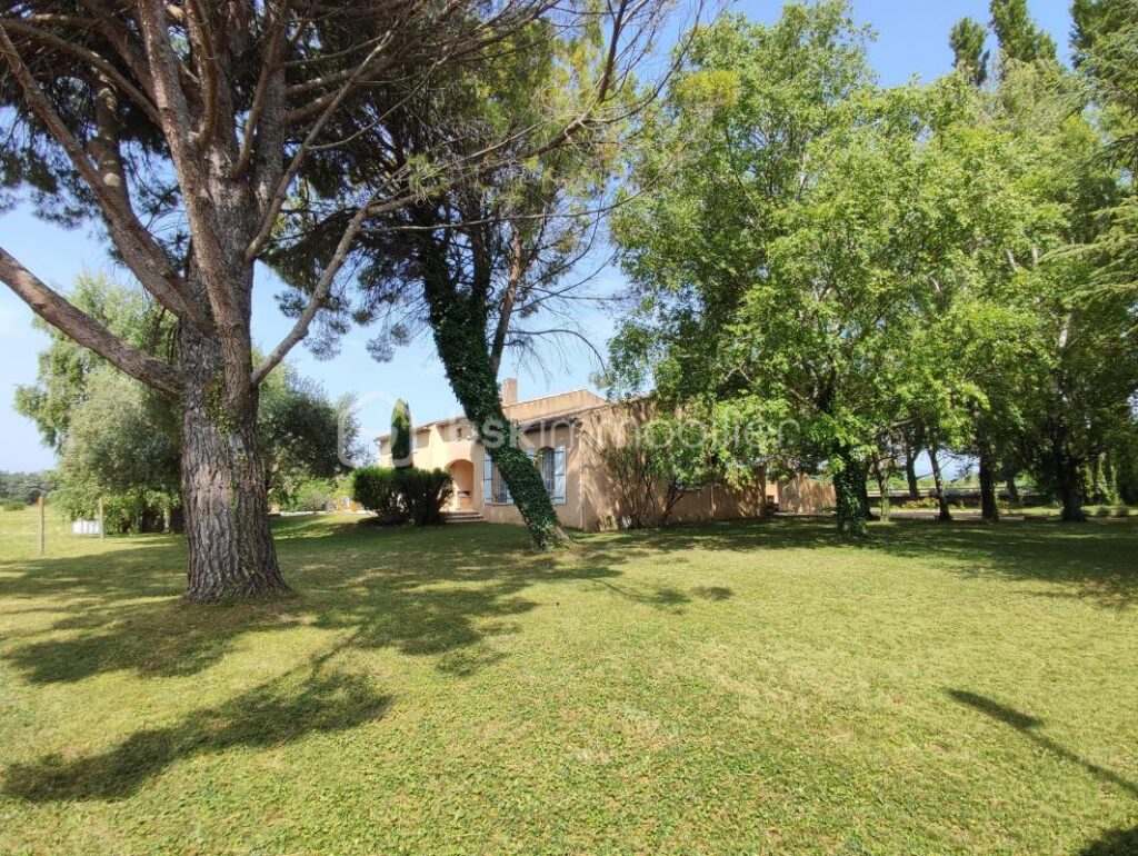 Villa d’architecte avec piscine, garage et plus de 16000km de terrain – 5 pièces – 3 chambres – 150 m²