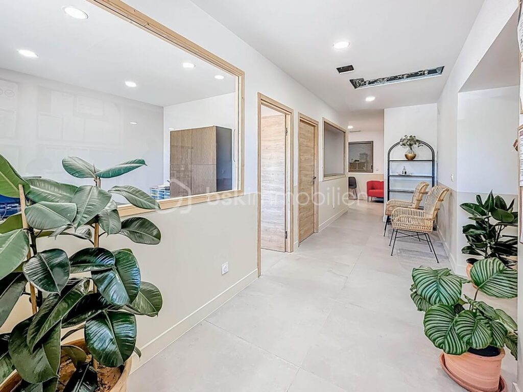 *** VILLA CONTEMPORAINE DE 240 M² SUR 1000 M² AVEC BUREAUX DE 106 M² ET HANGAR DE 200 M² – MONTARNAUD *** – 8 pièces – 4 chambres – 346 m²