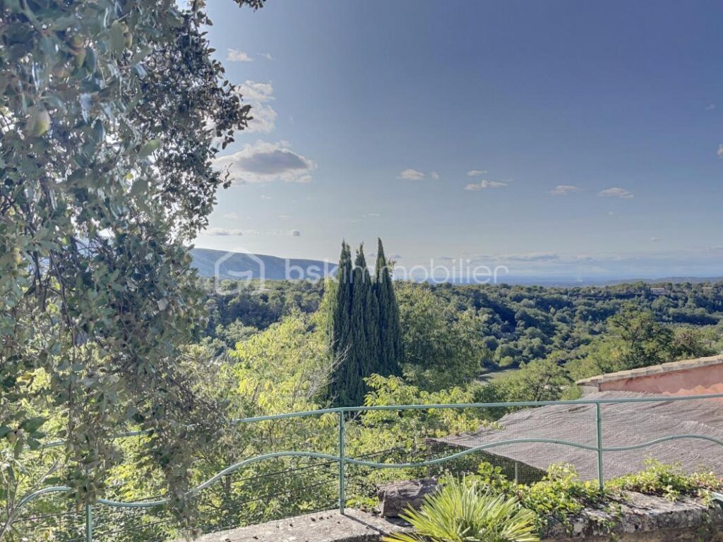 Ménerbes – Exceptionnelle Propriété avec Vues à 360° – Maison Principale, Pigeonnier & Jardin Piscine – 8 pièces – 3 chambres – 176 m²