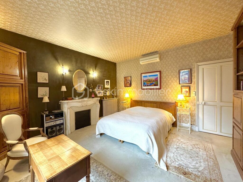 Demeure des années 1930 avec jardin arboré de 1900 m² Appartement Indépendant – 8 pièces – 5 chambres – 350 m²