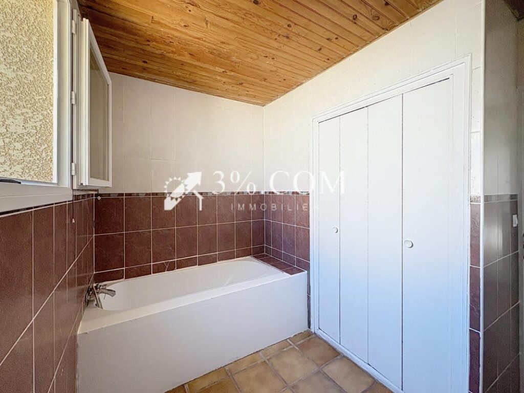 Charmante Maison de 178 m2 +Local professionnel de 150 m2 d – 8 pièces – 4 chambres – 178 m²