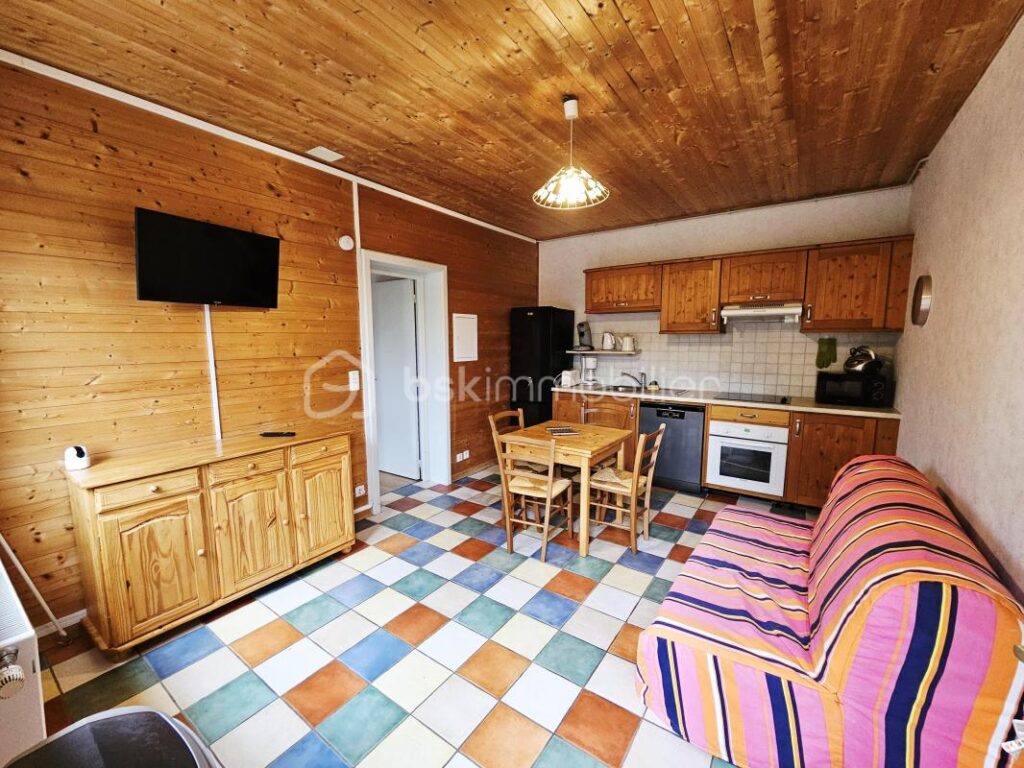 Grande maison rénovée avec activité touristique: gîte classé 3 étoiles et chambres d’hôtes – Fort potentiel à Besse-et-Saint-Anastaise – 12 pièces – 8 chambres – 435 m²