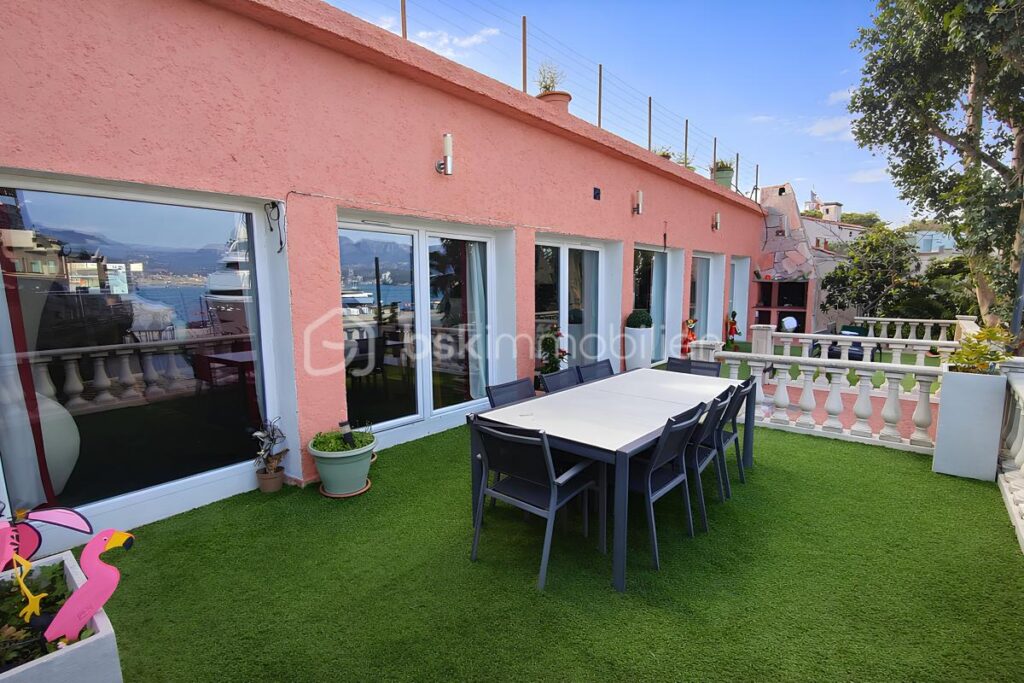 VILLA DE PLAIN-PIED VUE MER – 167 m² – TERRASSES – PISCINE – ROOF-TOP – À 50 MÈTRES DE LA MER – PROCHE PLAGES DES SABLETTES – 3 CHAMBRES + DÉPENDANCE – 599 000 € – 6 pièces – 4 chambres – 167 m²