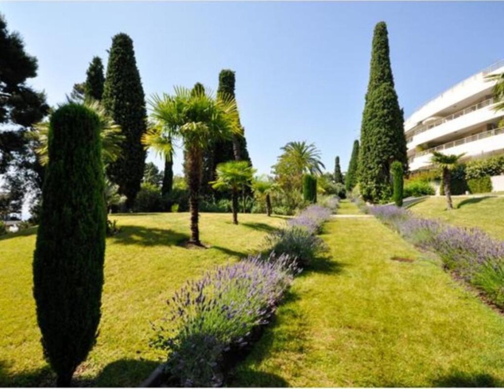 NICE OUEST – AV. DE LA LANTERNE / FABRON 4P – 120 m² – Terrasses 48 m² – Vue mer – Clim – Piscine – Garages – 4 pièces – 3 chambres – 120 m²