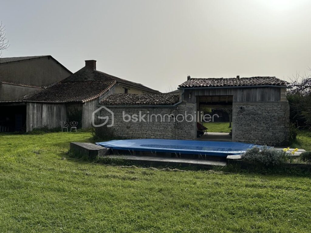 Maison en pierre avec dépendances et grand jardin – 5 pièces – 4 chambres – 132 m²