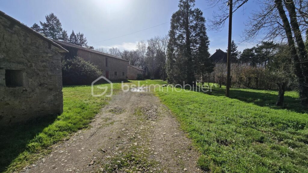 Ensemble immobilier, maison de 178 m², maisonnette, granges, petits toits, terres et étang – 5 pièces – 4 chambres – 178 m²