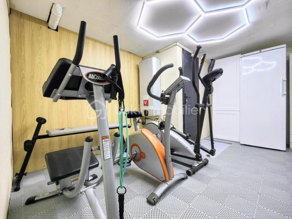 Maison d’exception dans un parc boisé privé avec tennis – 7 pièces – 4 chambres – 171 m²