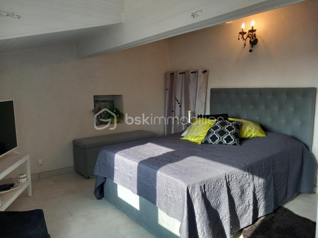 PROPRIETE DE VILLAGE EN PIERRE-3 CHAMBRES-MEZZANINE-JARDIN-CLOITRE – 5 pièces – 3 chambres – 181 m²