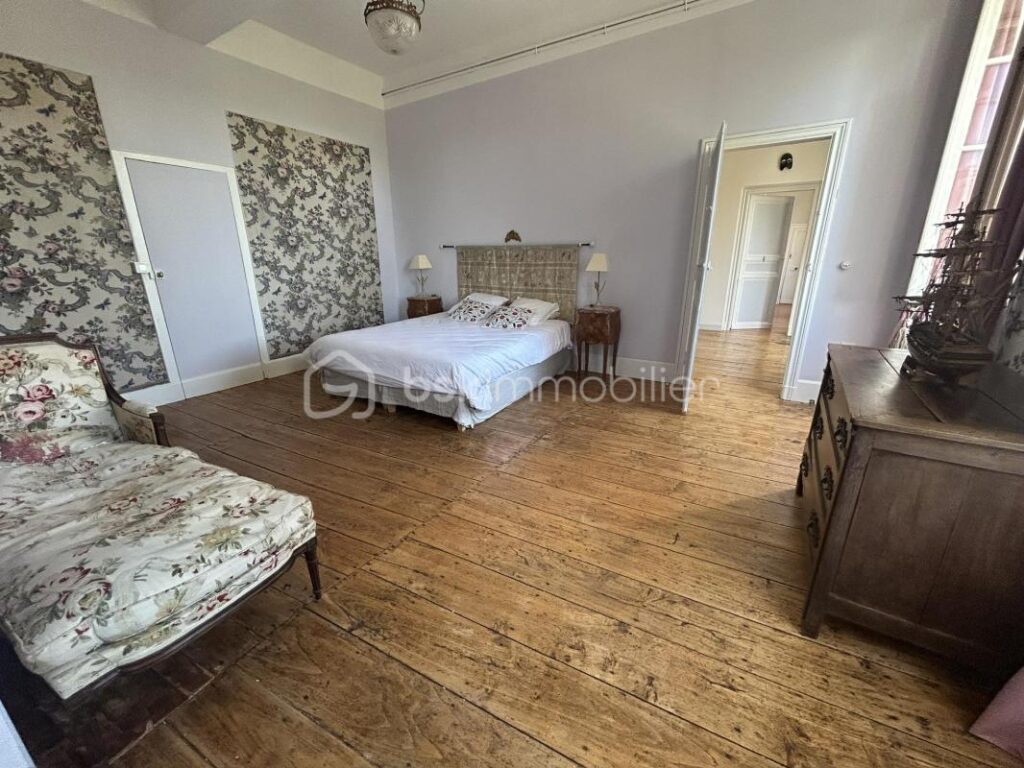 CHÂTEAU et SA MAISON de Gardien – VUE -TERRAIN – PISCINE – DÉPENDANCES – NR pièces – 12 chambres – 722 m²