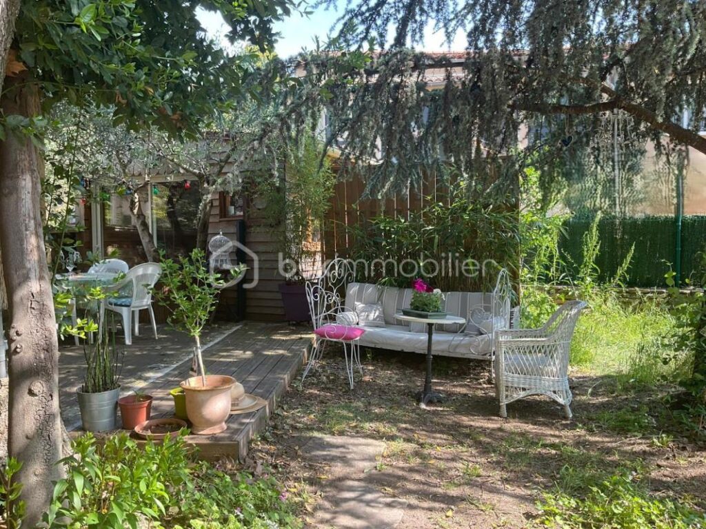 Magnifique demeure et ses dépendances située sur un terrain entretenu et joliment arboré – 6 pièces – 4 chambres – 154 m²