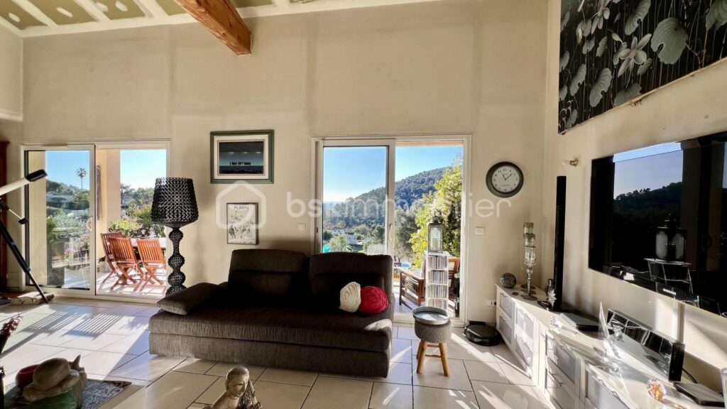 COUP DE CŒUR pour une villa individuelle à Vence Sud. Vue mer. Terrain piscinable – 4 pièces – 3 chambres – 135 m²