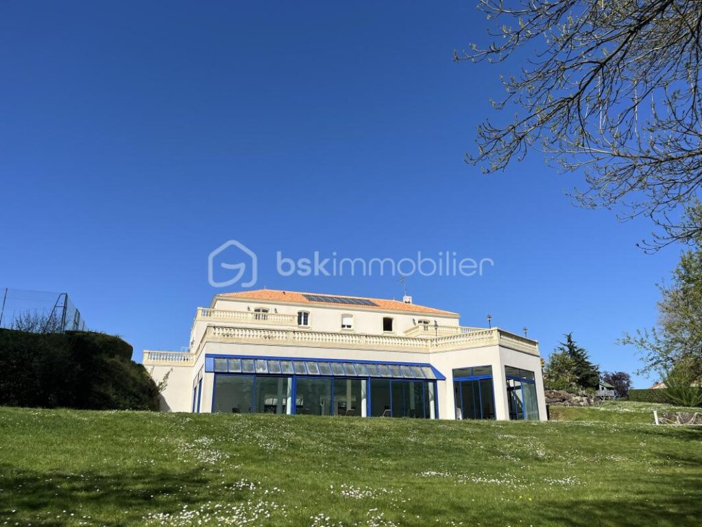 PROPRIETE D’EXCEPTION 483m2 sur un PARC DE 1,4H – 12 pièces – 8 chambres – 483 m²