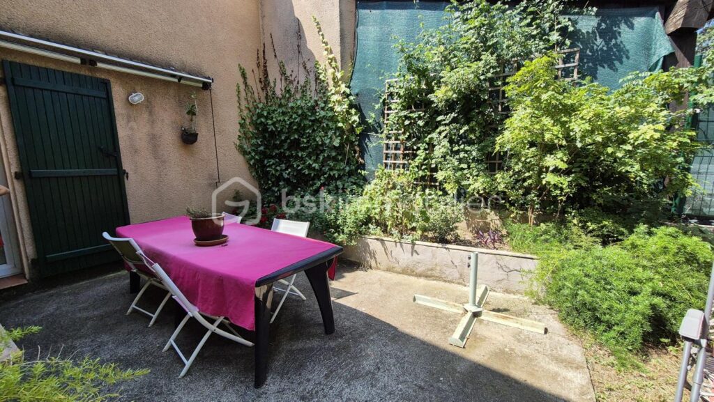 A VENDRE MAISON 3 FACES DE 131M² SUR TERRAIN DE 336M² A CERET – TROIS CHAMBRES – GARAGE – CLIMATISATION REVERSIBLE – VUE SUR LE VALLESPIR – AUCUN VIS A VIS – GARAGE – 6 pièces – 3 chambres – 131 m²