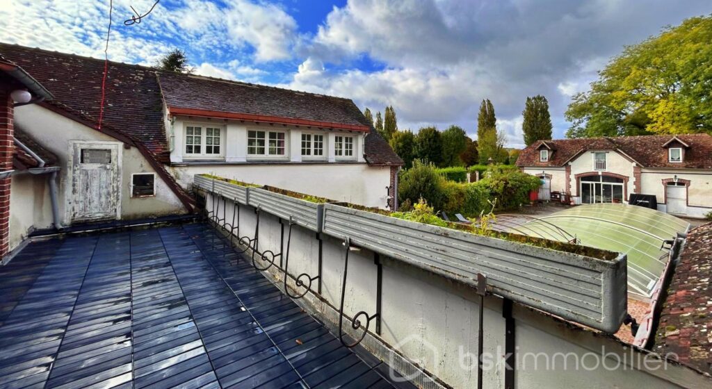 Magnifique propriété de charme du milieu XIXème, offrant 3 maisons pour une surface habitable de 487m2 au total – NR pièces – 12 chambres – 487 m²