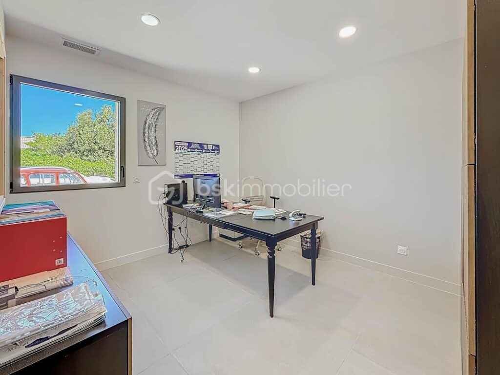 *** VILLA CONTEMPORAINE DE 240 M² SUR 1000 M² AVEC BUREAUX DE 106 M² ET HANGAR DE 200 M² – MONTARNAUD *** – 8 pièces – 4 chambres – 346 m²