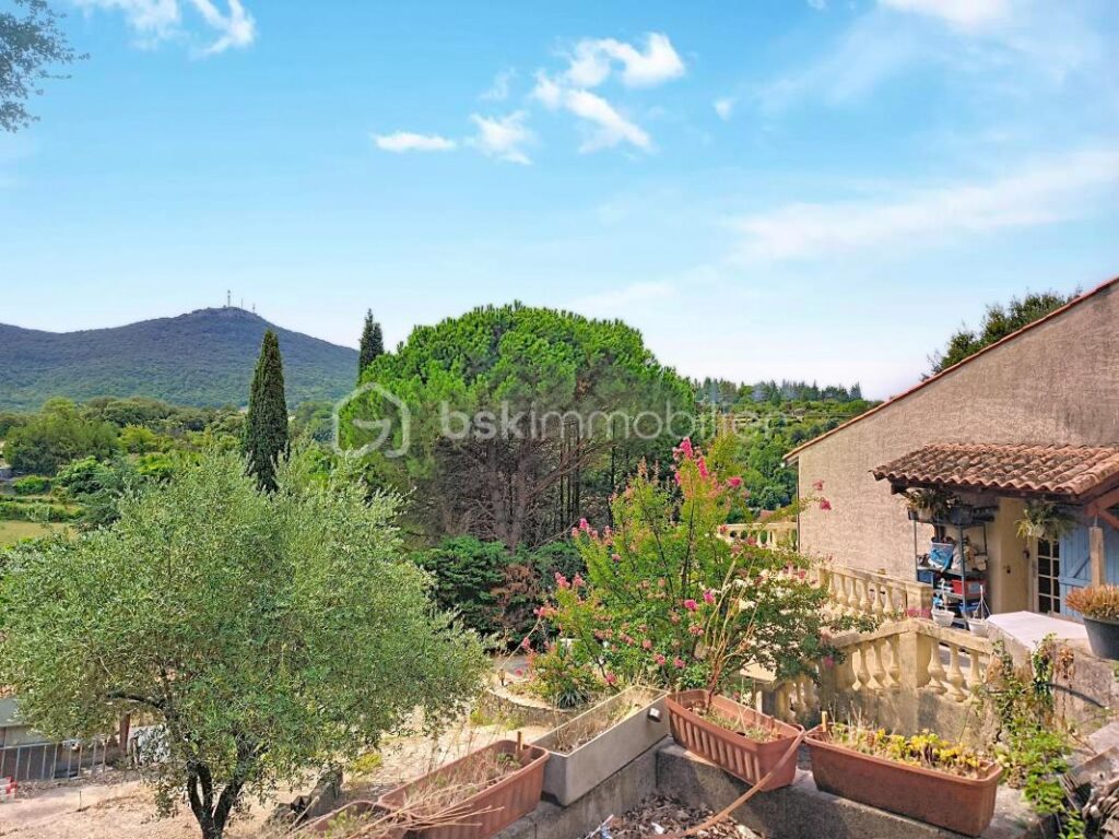 Grande maison familiale de 287 m² avec jardin, piscine et garage – Bédarieux – 11 pièces – 4 chambres – 287 m²