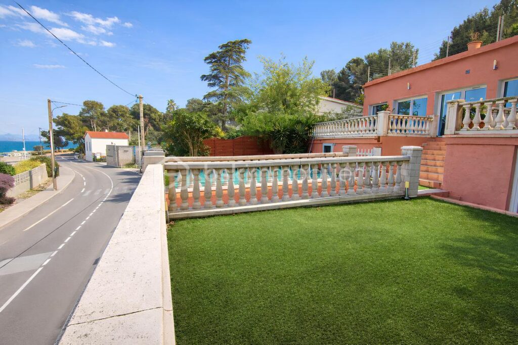 VILLA DE PLAIN-PIED VUE MER – 167 m² – TERRASSES – PISCINE – ROOF-TOP – À 50 MÈTRES DE LA MER – PROCHE PLAGES DES SABLETTES – 3 CHAMBRES + DÉPENDANCE – 599 000 € – 6 pièces – 4 chambres – 167 m²