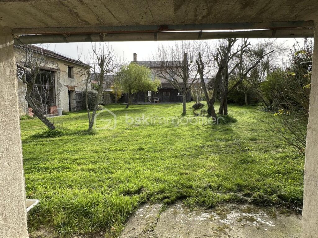 Maison en pierre avec dépendances et grand jardin – 5 pièces – 4 chambres – 132 m²