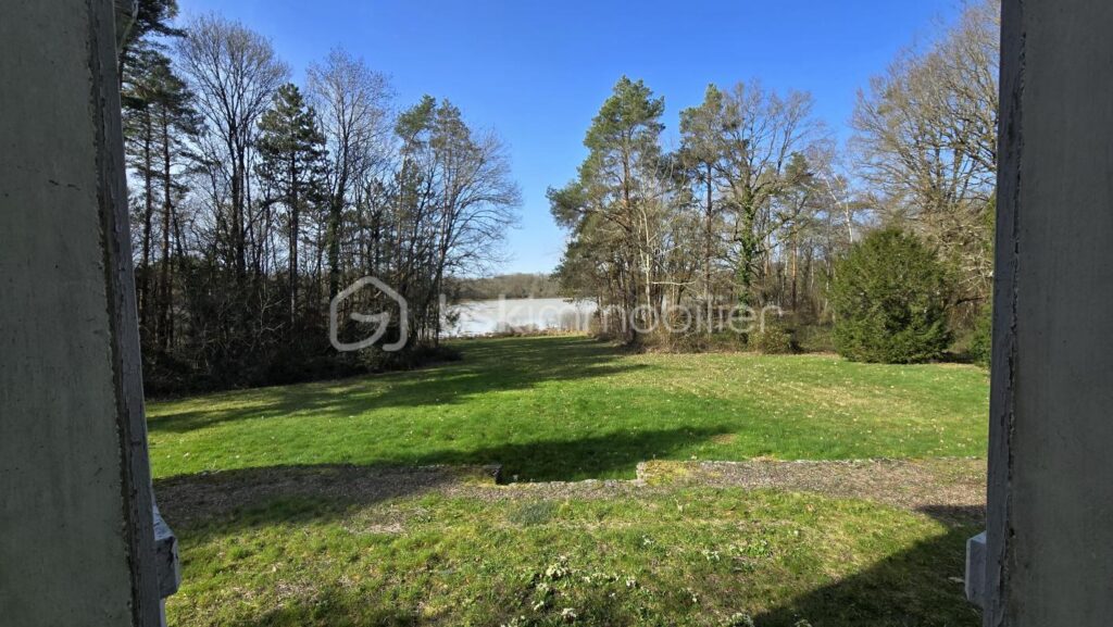 Ensemble immobilier, maison de 178 m², maisonnette, granges, petits toits, terres et étang – 5 pièces – 4 chambres – 178 m²