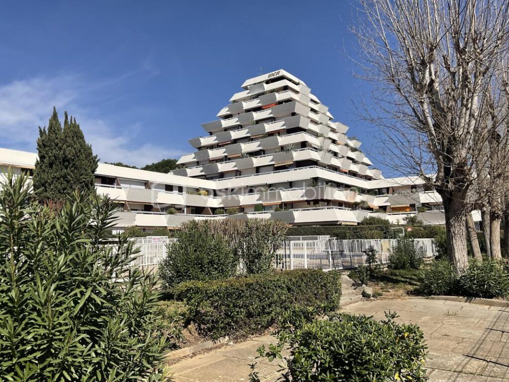 Hyper centre de La Grande-Motte – Appartement lumineux avec balcon et grand garage – 2 pièces – 1 chambre – 45 m²