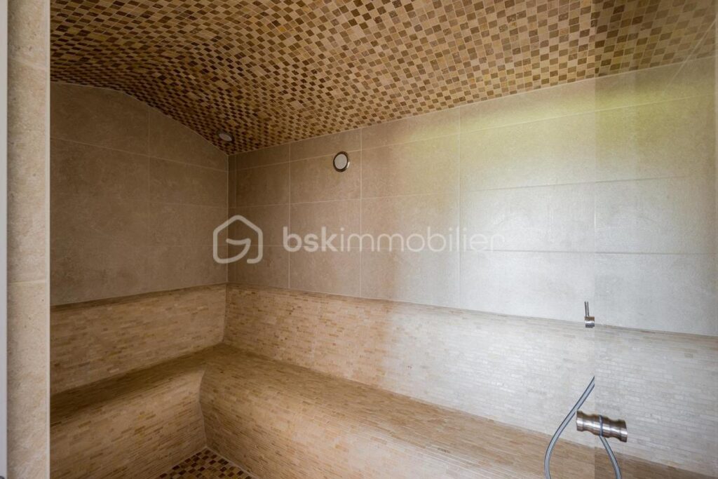 RARE MAISON PLAIN PIED DOUBLE GARAGE PISCINE SPA ET HAMMAM – 7 pièces – 4 chambres – 190 m²