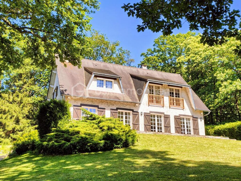 Maison d’exception dans un parc boisé privé avec tennis – 7 pièces – 4 chambres – 171 m²