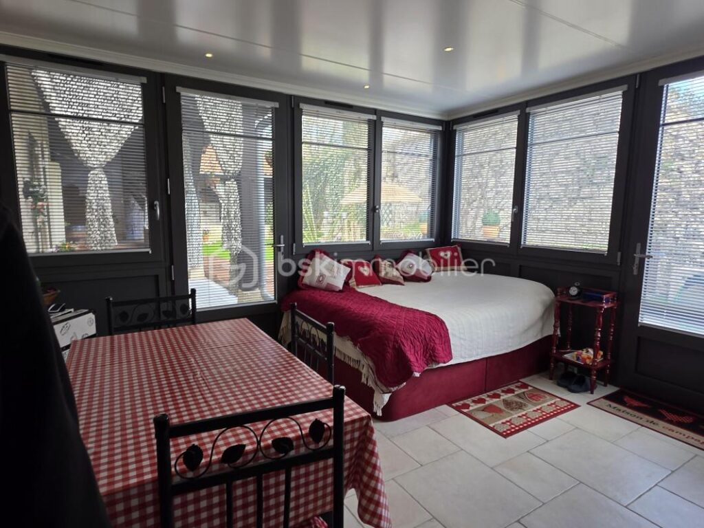 PROPRIETE DE VILLAGE EN PIERRE-3 CHAMBRES-MEZZANINE-JARDIN-CLOITRE – 5 pièces – 3 chambres – 181 m²