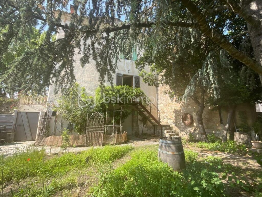 Magnifique demeure et ses dépendances située sur un terrain entretenu et joliment arboré – 6 pièces – 4 chambres – 154 m²