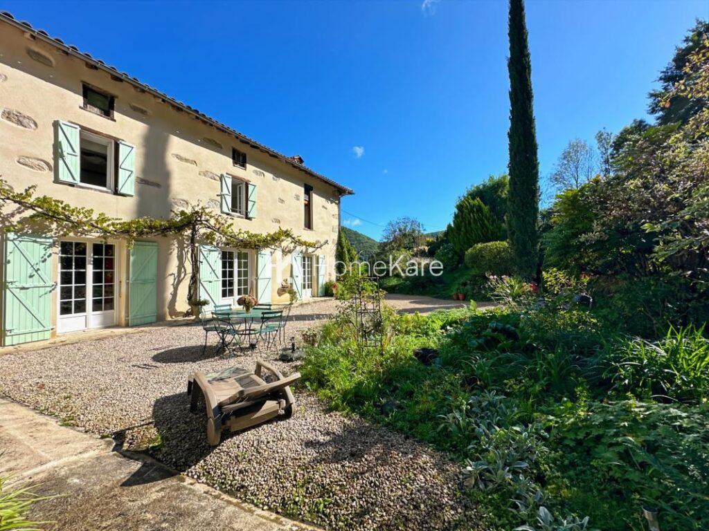 MAISON FAMILIALE – 9 pièces – 6 chambres – 300 m²