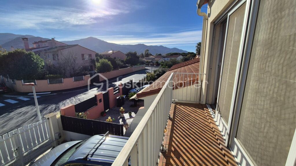 A VENDRE MAISON DEUX FACES TRAVERSANTE DE 152M² SUR TERRAIN DE 261M² A SAINT ANDRE – VUE SUR LES ALBERES – QUATRE CHAMBRES – GARAGE – CLIMATISATION REVERSIBLE – CHEMINEE – AUCUN VIS A VIS – 7 pièces – 4 chambres – 152 m²