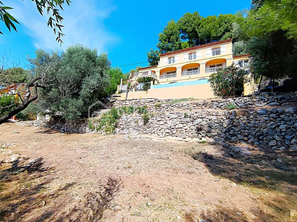 À VENDRE –EXCEPTIONNELLE VILLA 9 PIÈCES 225 M² ET 1 662 M² DE TERRAIN – PISCINE À DÉBORDEMENT– GARAGE– JARDIN – 5 CHAMBRES – BUREAU – T2 INDÉPENDANT– VUE PANORAMIQUE COLLINES ET MER– SANS VIS-À-VIS – PROCHE CENTRE-VILLE OLLIOULES – LA COURTINE – 945 000 € – 9 pièces – 5 chambres – 225 m²