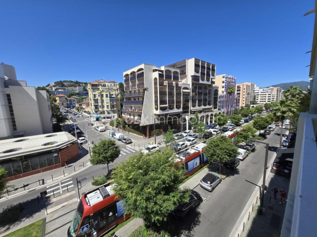 Baisse de prix 313950€ Appartement lumineux avec double balcon et vue mer en cœur urbain – 2 pièces – 1 chambre – 55 m²