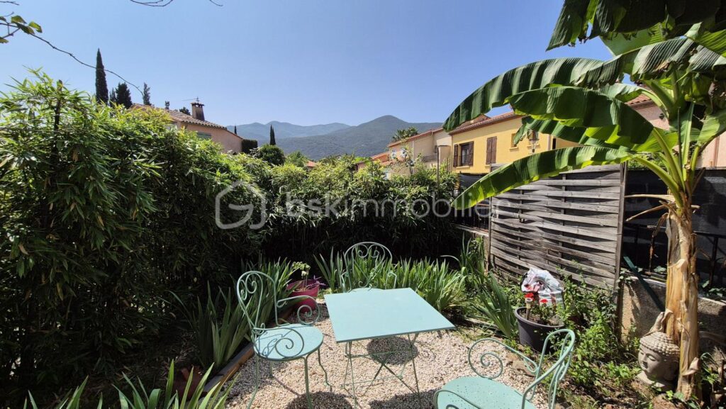 A VENDRE MAISON 3 FACES DE 131M² SUR TERRAIN DE 336M² A CERET – TROIS CHAMBRES – GARAGE – CLIMATISATION REVERSIBLE – VUE SUR LE VALLESPIR – AUCUN VIS A VIS – GARAGE – 6 pièces – 3 chambres – 131 m²