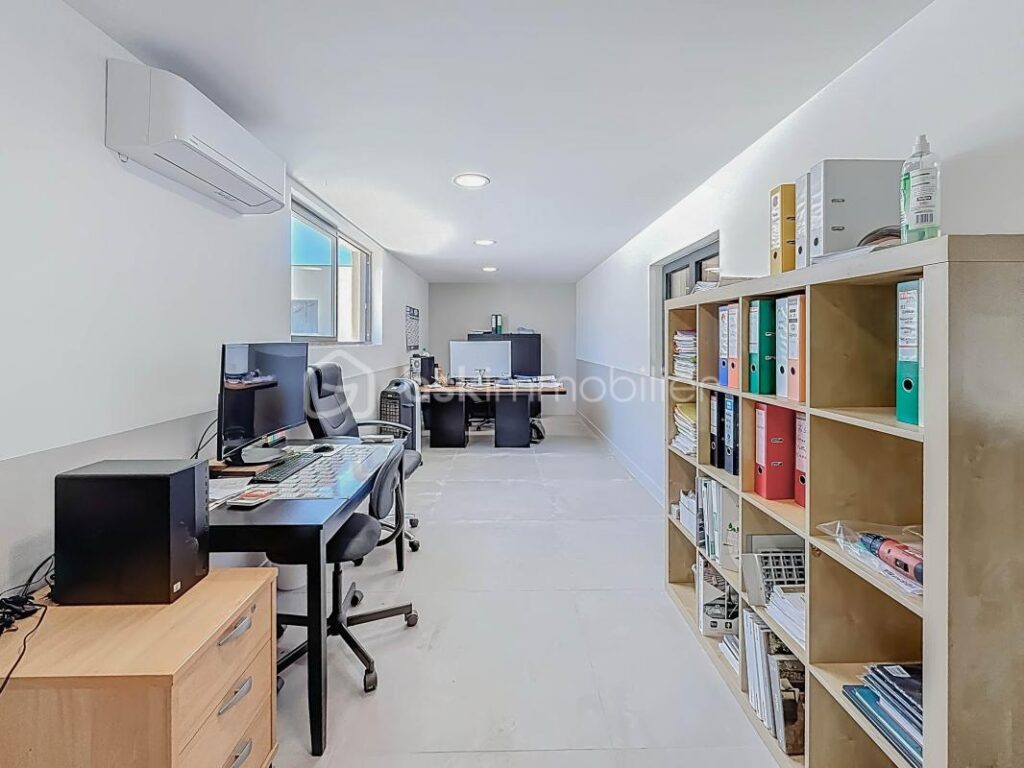 *** VILLA CONTEMPORAINE DE 240 M² SUR 1000 M² AVEC BUREAUX DE 106 M² ET HANGAR DE 200 M² – MONTARNAUD *** – 8 pièces – 4 chambres – 346 m²