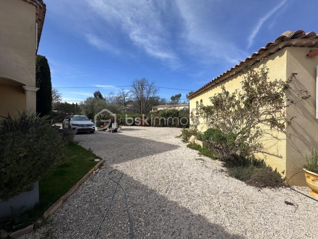 🔔 Retour à la vente – Cause divorce des promettants Propriété d’exception de 222 m² exposée plein Sud, de plain-pied, avec piscine – Dépendance de 50 m² – Jardin ( Parc arboré ) de 4 230 m² – Extension possi – 7 pièces – 5 chambres – 222 m²