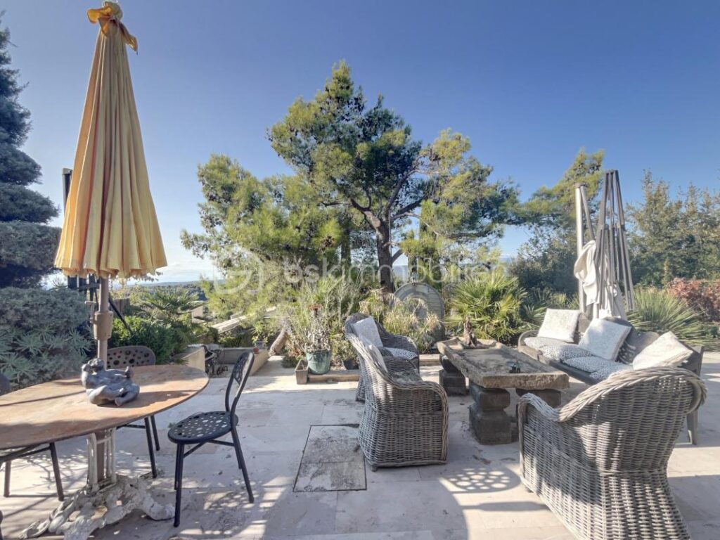 Ménerbes – Exceptionnelle Propriété avec Vues à 360° – Maison Principale, Pigeonnier & Jardin Piscine – 8 pièces – 3 chambres – 176 m²