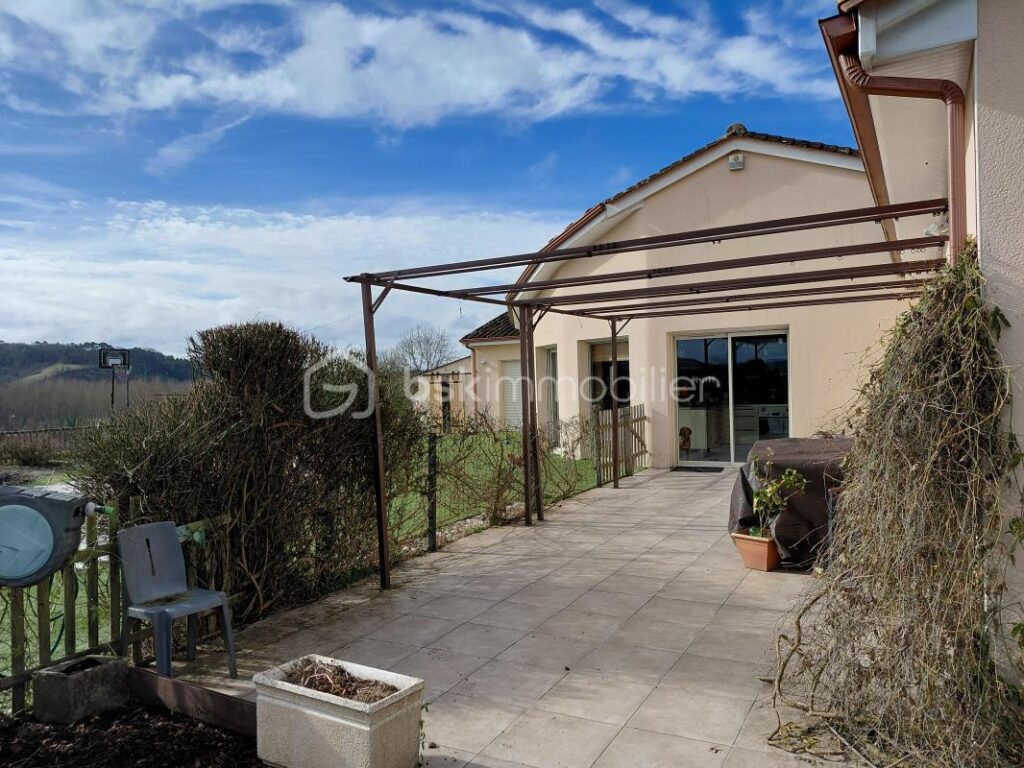 Superbe villa avec vue sur le château de GRIGNOLS – 7 pièces – 5 chambres – 210 m²