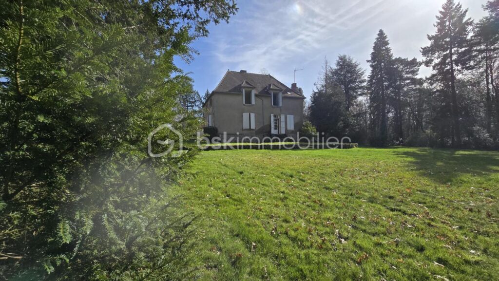 Ensemble immobilier, maison de 178 m², maisonnette, granges, petits toits, terres et étang – 5 pièces – 4 chambres – 178 m²