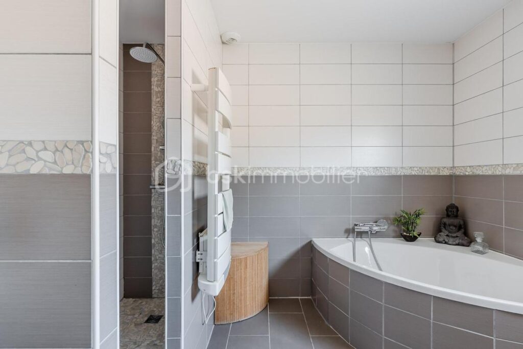 RARE MAISON PLAIN PIED DOUBLE GARAGE PISCINE SPA ET HAMMAM – 7 pièces – 4 chambres – 190 m²