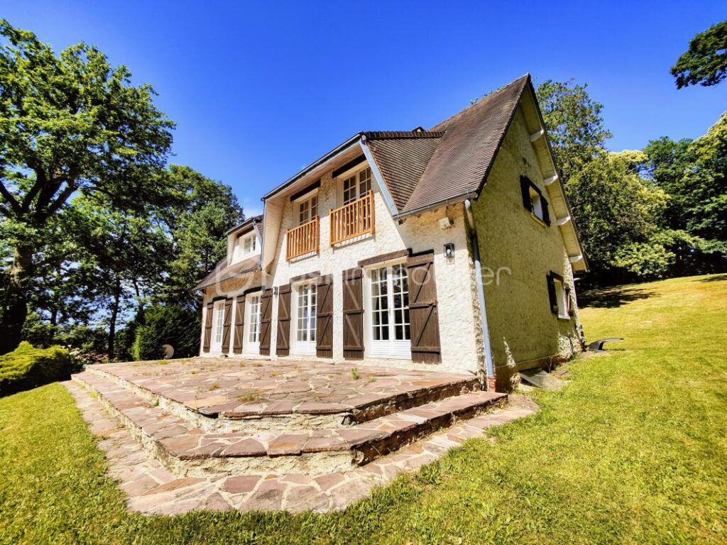 Maison d’exception dans un parc boisé privé avec tennis – 7 pièces – 4 chambres – 171 m²