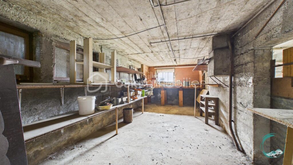 Maison individuelle à rénover – Fort potentiel – Cluses – 6 pièces – 5 chambres – 226 m²