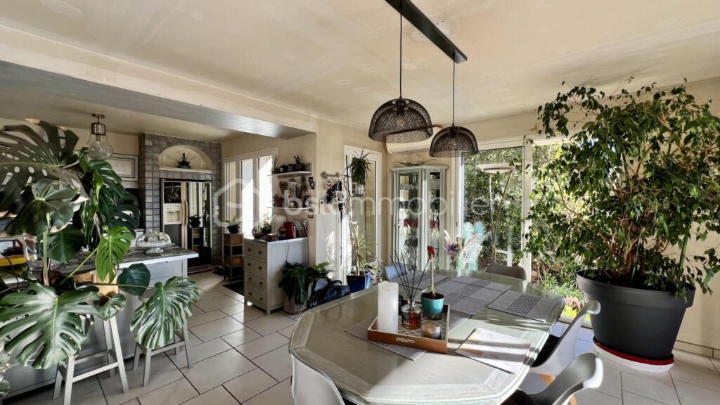 COUP DE CŒUR pour une villa individuelle à Vence Sud. Vue mer. Terrain piscinable – 4 pièces – 3 chambres – 135 m²