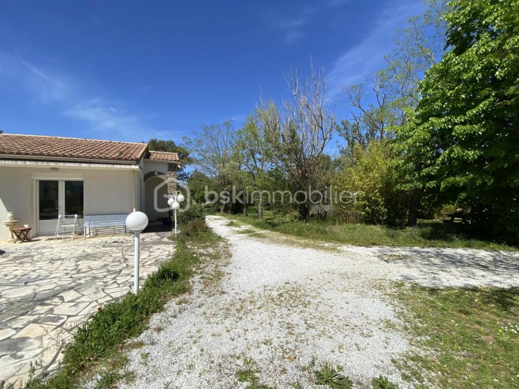 MAISON DE 190 m2-TERRAIN 15199 M2- 4 CHAMBRES-2 SALLES D’EAU-2 WC-PISCINE-GARAGE-ECURIE 33M2 – 7 pièces – 4 chambres – 190 m²