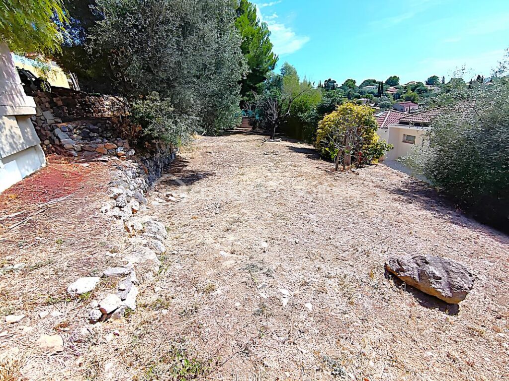 À VENDRE –EXCEPTIONNELLE VILLA 9 PIÈCES 225 M² ET 1 662 M² DE TERRAIN – PISCINE À DÉBORDEMENT– GARAGE– JARDIN – 5 CHAMBRES – BUREAU – T2 INDÉPENDANT– VUE PANORAMIQUE COLLINES ET MER– SANS VIS-À-VIS – PROCHE CENTRE-VILLE OLLIOULES – LA COURTINE – 945 000 € – 9 pièces – 5 chambres – 225 m²