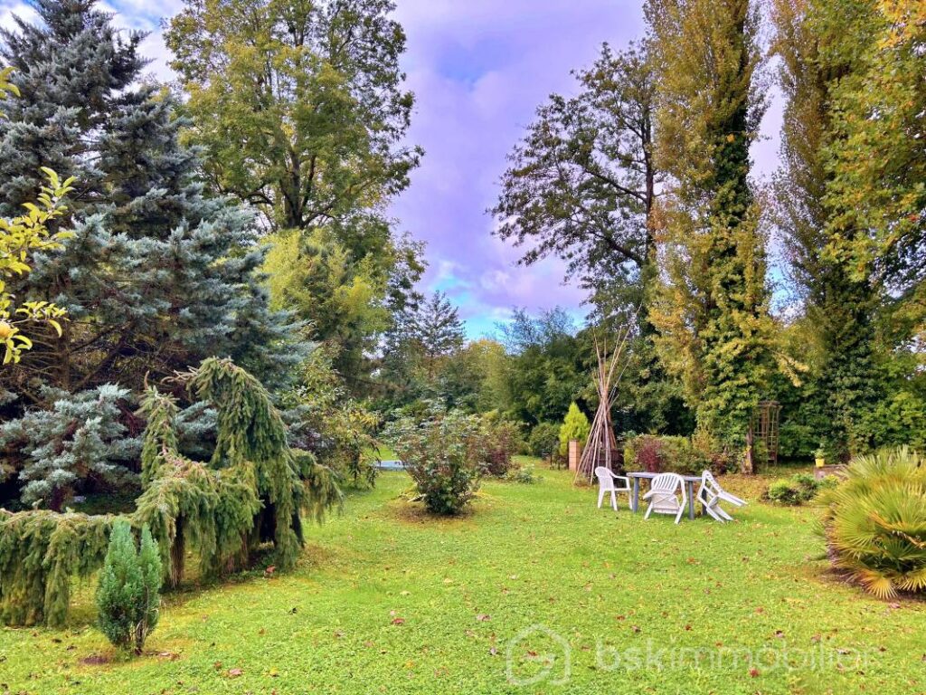 Magnifique propriété de charme du milieu XIXème, offrant 3 maisons pour une surface habitable de 487m2 au total – NR pièces – 12 chambres – 487 m²