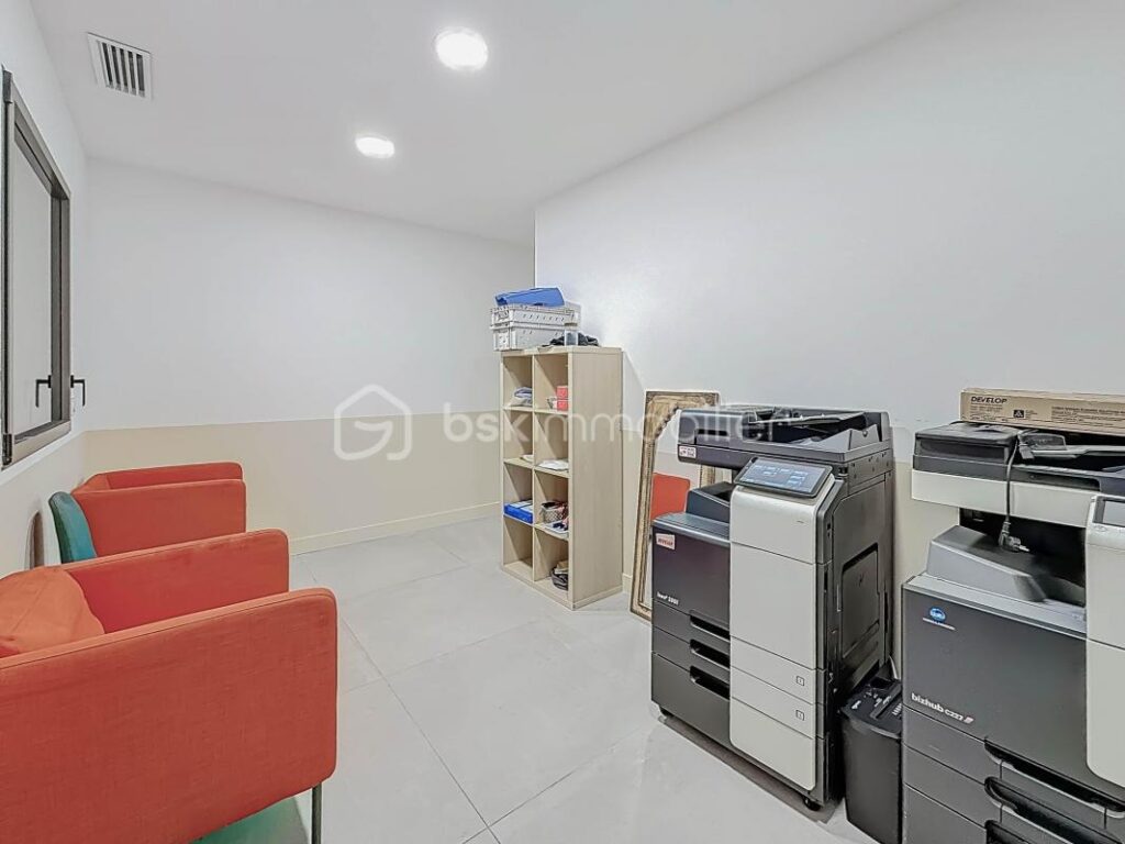 *** VILLA CONTEMPORAINE DE 240 M² SUR 1000 M² AVEC BUREAUX DE 106 M² ET HANGAR DE 200 M² – MONTARNAUD *** – 8 pièces – 4 chambres – 346 m²