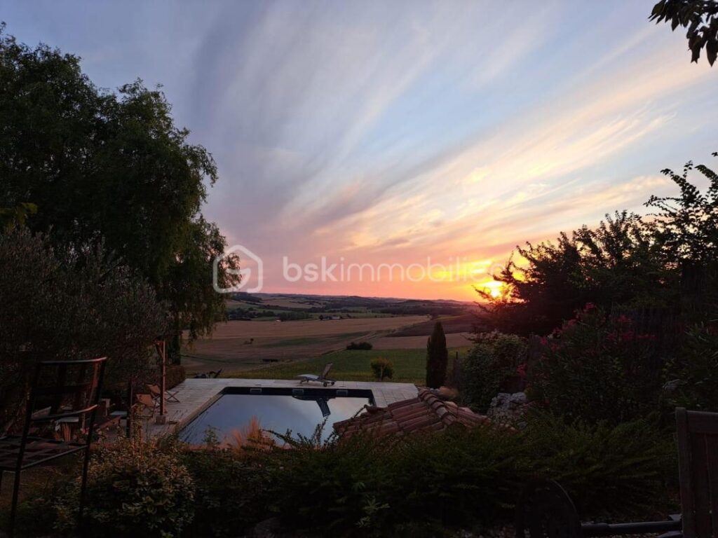 Maison de charme avec vue panoramique et piscine d’exception – 5 pièces – 2 chambres – 118 m²